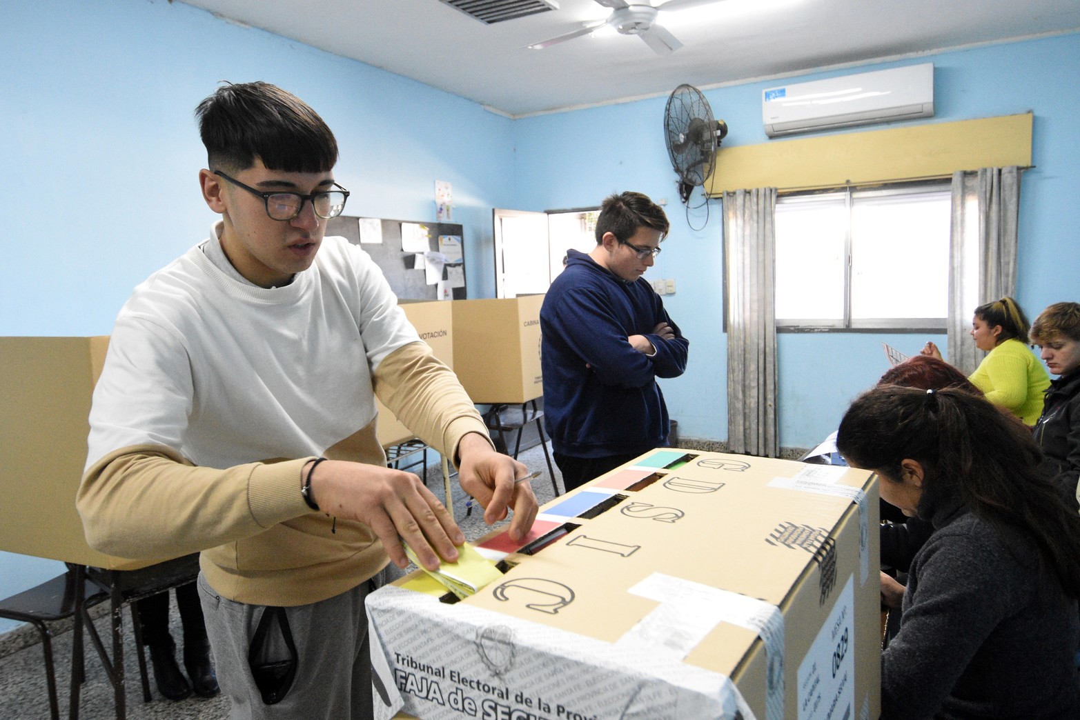 Con el debut del denominado "voto joven" se definen los candidatos a gobernador de Santa Fe para las elecciones de septiembre, junto a las demás categorías en juego: diputados y senadores provinciales, intendentes y autoridades comunales, y concejales.