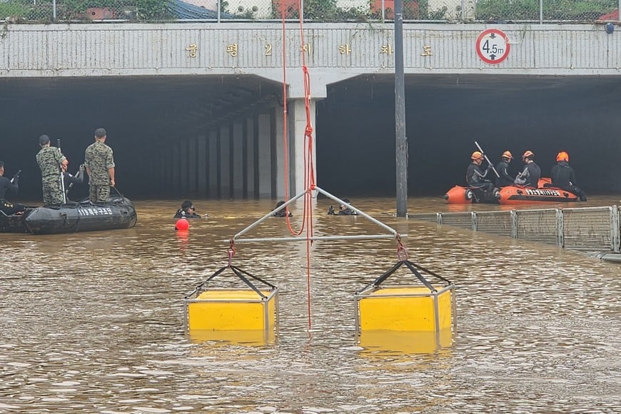 (230716) -- SEUL, 16 julio, 2023 (Xinhua) -- Rescatistas trabajan en un estacionamiento sumergido, en la ciudad de Chongju, en la provincia de Chungchong del Norte, República de Corea, el 16 de julio de 2023. El número de muertos por las lluvias torrenciales registradas esta última semana en República de Corea aumentó a 33, mientras que 10 personas permanecen desaparecidas, dijeron el domingo las autoridades pertinentes. Según la sede central de contramedidas de seguridad y desastres, 33 personas fueron encontradas muertas en la provincia suroriental de Gyeongsang del Norte y la provincia central de Chungcheong. (Xinhua/NEWSIS) (rtg) (ah) (da)