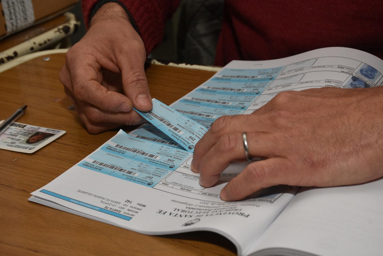 Con el debut del denominado "voto joven" se definen los candidatos a gobernador de Santa Fe para las elecciones de septiembre, junto a las demás categorías en juego: diputados y senadores provinciales, intendentes y autoridades comunales, y concejales.