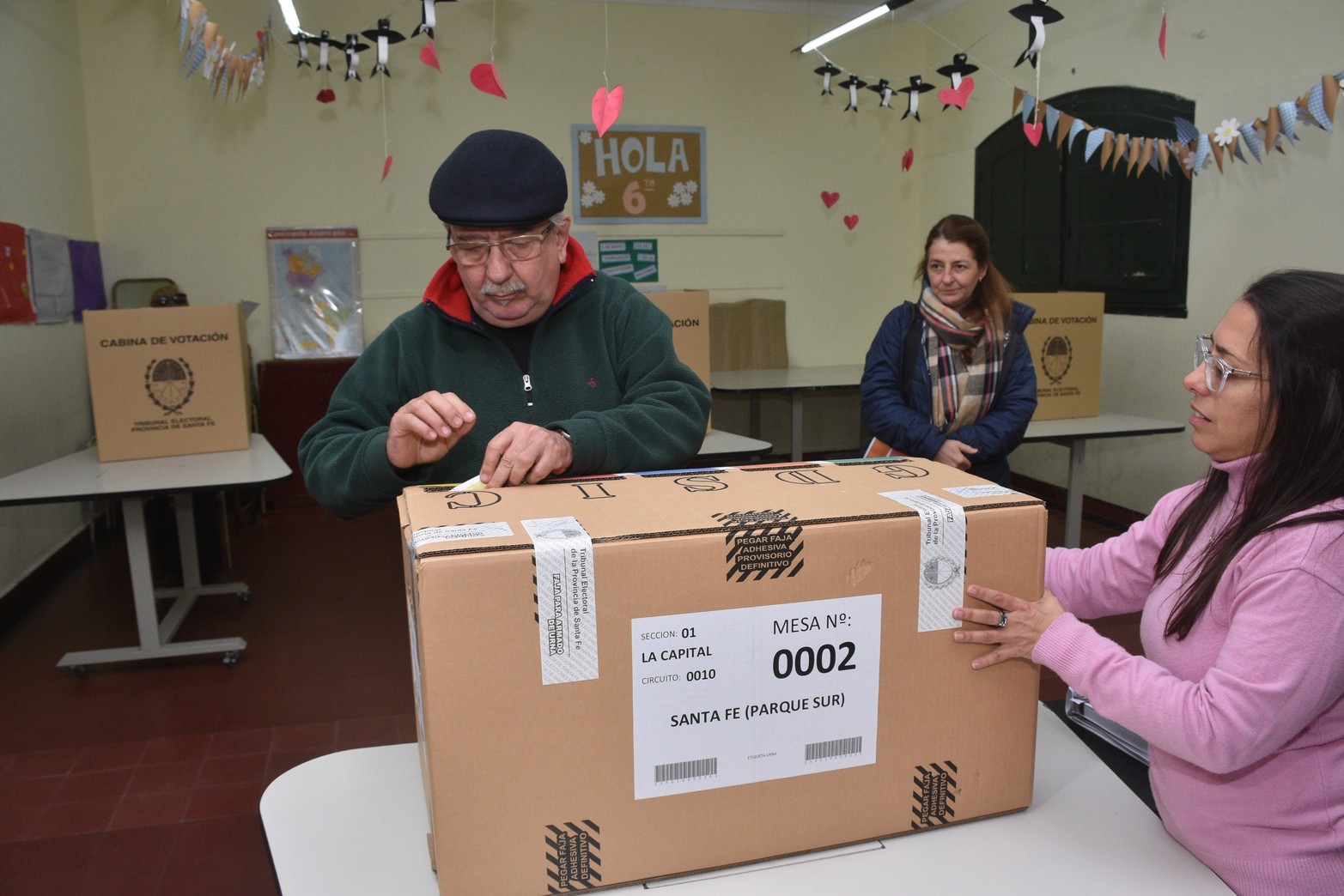 Con el debut del denominado "voto joven" se definen los candidatos a gobernador de Santa Fe para las elecciones de septiembre, junto a las demás categorías en juego: diputados y senadores provinciales, intendentes y autoridades comunales, y concejales.
