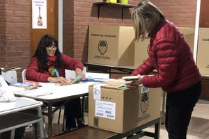 Los precandidatos aguardan los resultados.