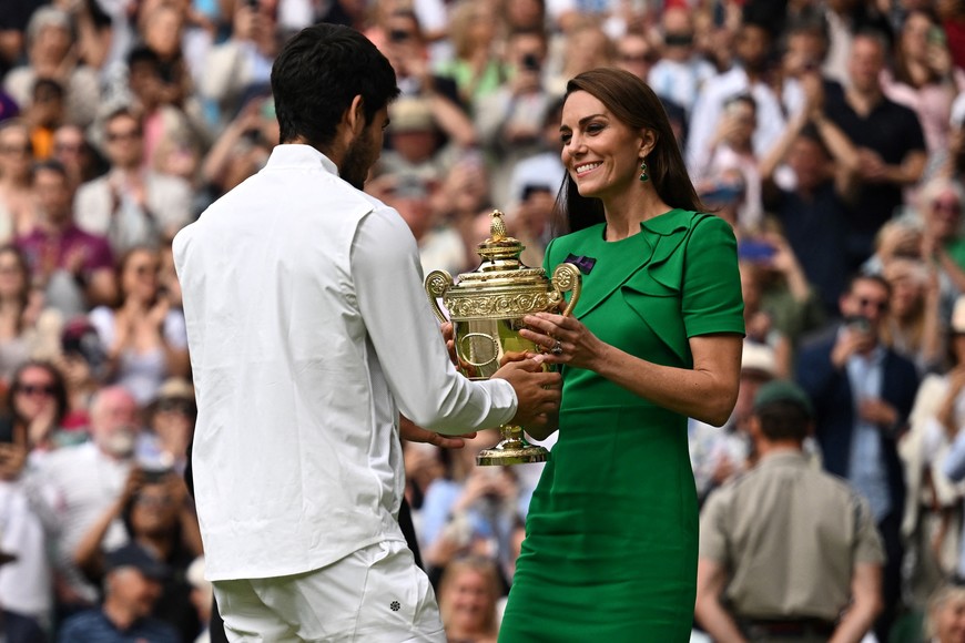 Carlos Alcaraz recibiendo el trofeo por parte de Catalina, princesa de Gales. Crédito: Reuters / Dylan Martinez