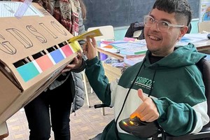 El postulante a concejal Tiago Giansily emitió su voto.