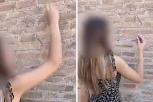 La joven fue filmada cometiendo el acto.