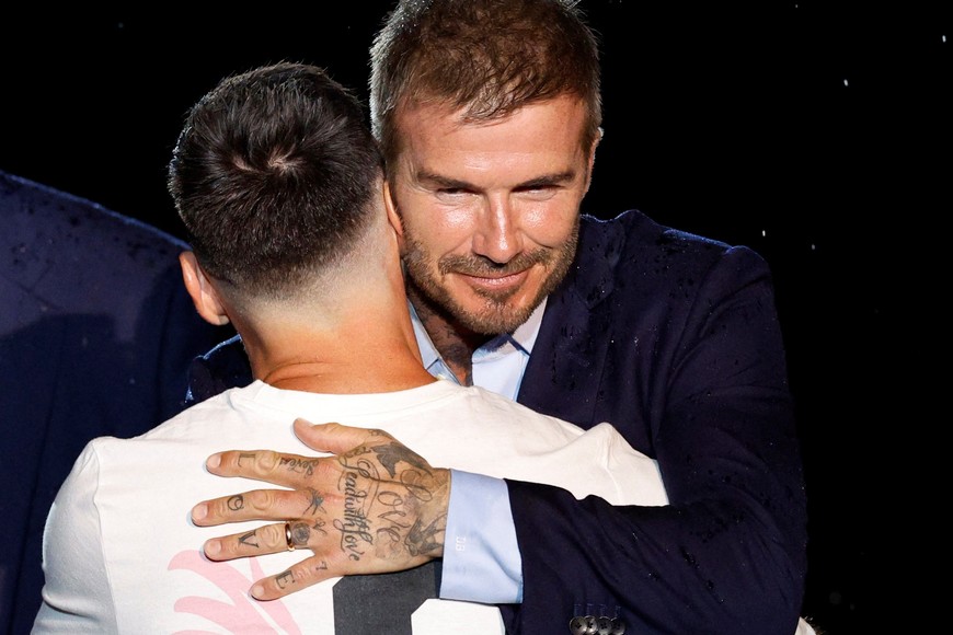 Soccer Football - Inter Miami CF unveil Lionel Messi - DRV PNK Stadium, Fort Lauderdale, Florida, United States - July 16, 2023
New Inter Miami signing Lionel Messi with owner David Beckham during the unveiling REUTERS/Marco Bello