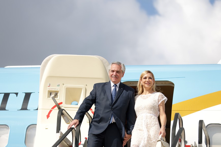 Alberto Fernández descendiendo del avión junto a su pareja Fabiola Yáñez. Crédito: Presidencia de la Nación