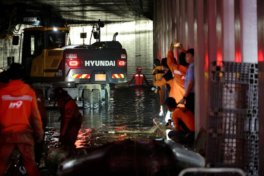 Los rescatistas participan en una operación de búsqueda y rescate dentro de un paso subterráneo que ha sido sumergido por un río desbordado causado por lluvias torrenciales en Cheongju, Corea del Sur, el 17 de julio de 2023. Vía Reuters.