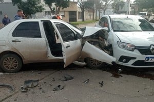 Los vehículos involucrados sufrieron importantes daños en su estructura. Crédito: El Litoral.