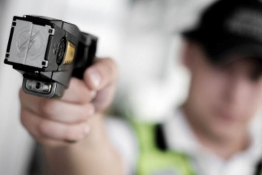 La Policía de la Ciudad de Buenos Aires comenzó a portar este lunes las pistolas Taser.