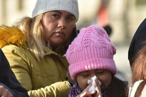 Por estos días, volvieron las bufandas y los gorros cuando se permanece al aire libre. Crédito: Flavio Raina.