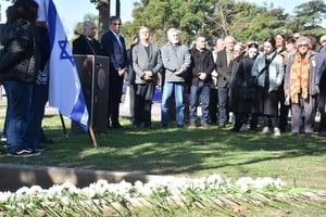 Las autoridades escucharon los nombres de todas las víctimas del atentado, previo a los discursos de Roitman y de Jatón. Foto: Luis Cetraro 