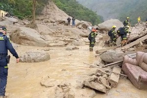 Miembros de organismos de rescate en la zona donde ocurrió una avalancha en Quetame, Cundinamarca (Colombia). Créditos: EFE/Policía de Colombia