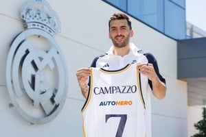 Facundo Campazzo junto a la camiseta que vestirá esta temporada 2023/2024. Crédito: Prensa Real Madrid