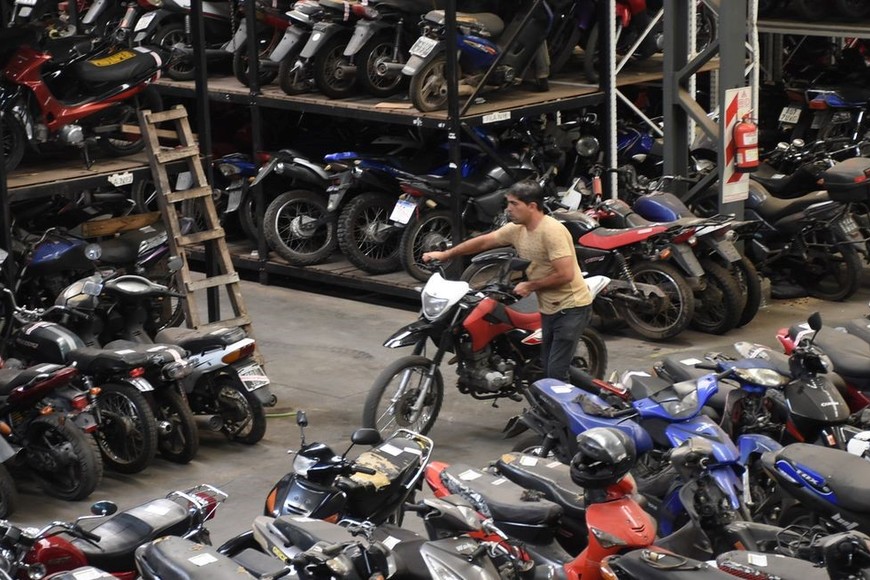 Las motos retenidas, que no tienen denuncia por robo, son llevadas al corralón municipal hasta que el propietario regularice su situación y pueda retirarla. Foto: Flavio Raina