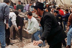 Conmoción mundial. Imagen del atentado a la sede de la Asociación Mutual Israelita Argentina, ocurrido en la ciudad de Buenos Aires el 18 de julio de 1994. En él fallecieron 85 personas y más de 300 resultaron heridas.