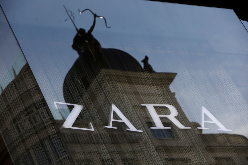 FILE PHOTO: The logo of a Zara store, an Inditex brand, is seen in central Madrid, Spain, December 13, 2017. REUTERS/Susana Vera/File Photo   Zara se prepara para vender hacia todo el mundo