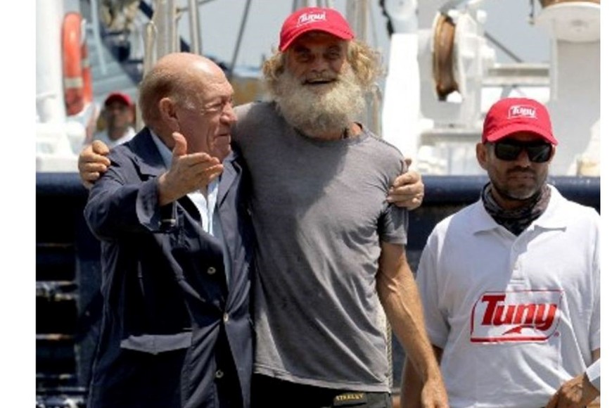 El hombre fue hallado a más de 1.900 kilómetros de la costa del Océano Pacífico oriental.