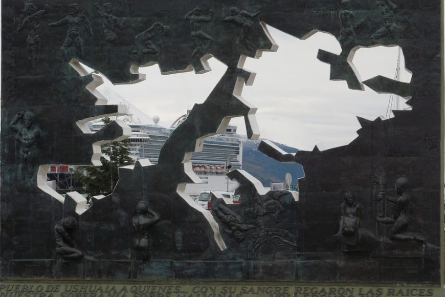 'LEJANA ESPERANZA' , de MONICA MARTINON
Descripcion: MONUMENTO A LAS ISLAS MALVINAS-USHUAIA-TIERRA DEL FUEGO
Fecha:13-03-2015
DNI: 16817700
EMAIL: monimartinon@hotmail.com
ORIGEN: ELLITORAL.COM