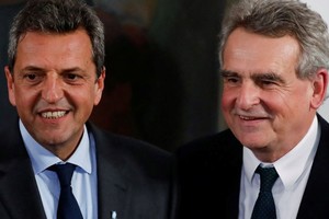 El precandidato presidencial, Sergio Massa, junto su compañero de fórmula Agustín Rossi.