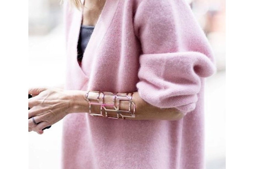 Los accesorios pueden ser tus grandes aliados para equilibrar la intensidad del rosa y darle un toque especial al conjunto.