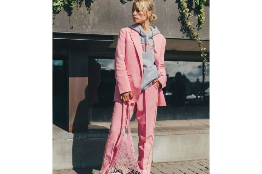 Esta combinación aporta un toque de estilo casual y elegante a la vez.