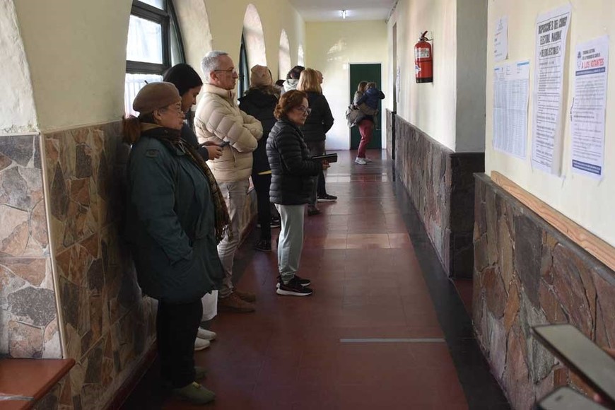 A la espera. Los ciudadanos hacen filas para recibir las boletas y luego ingresar al box para marcar a los precandidatos. Crédito: Flavio Raina