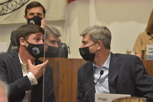 En plena pandemia, los concejales Julio Garibaldi y Hugo Marcucci. El radical tuvo un gesto de reconocimiento para con el socialista que le ganó la interna para senador por La Capital. Crédito: Mauricio Garín