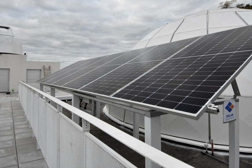 En la planta alta del complejo, las tres terrazas se unificaron y quedaron niveladas. En esta parte superior del auditorio se colocaron paneles solares para que el complejo tenga una autoalimentación de energía solar,