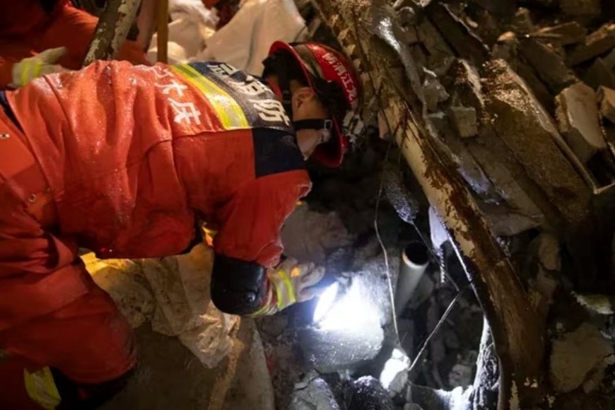 Los equipos de rescate rompieron grandes trozos de hormigón y metal retorcido en un intento de llegar hasta las víctimas. (Zhang Tao/Xinhua via AP)