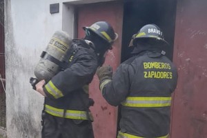 El momento en que los bomberos intervienen en el siniestro.