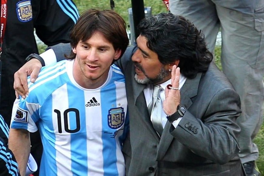 El gesto fraternal y consejero de Diego con Messi.