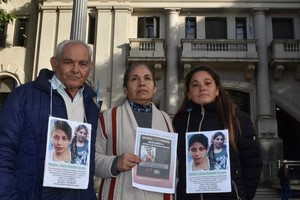 Ariel Acosta (papá de Natalia), Mirta Machado (mamá de Mónica) y Carmela Acosta (hermana de Natalia), juntos frente a tribunales. Crédito: Flavio Raina.