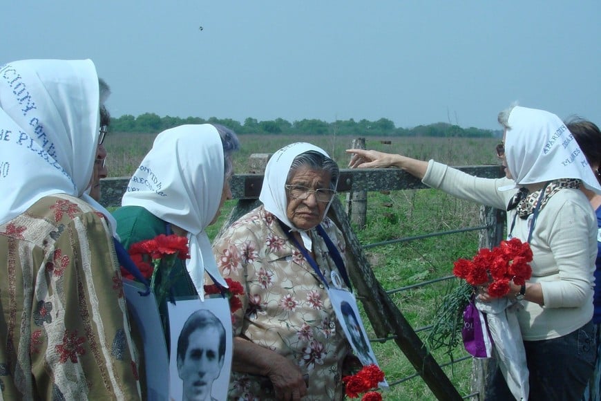 Presentes. Las madres frente a la tranquera, en una de las movilizaciones hasta el campo ubicado en Laguna Paiva, a poco menos de una hora del centro de Santa Fe.