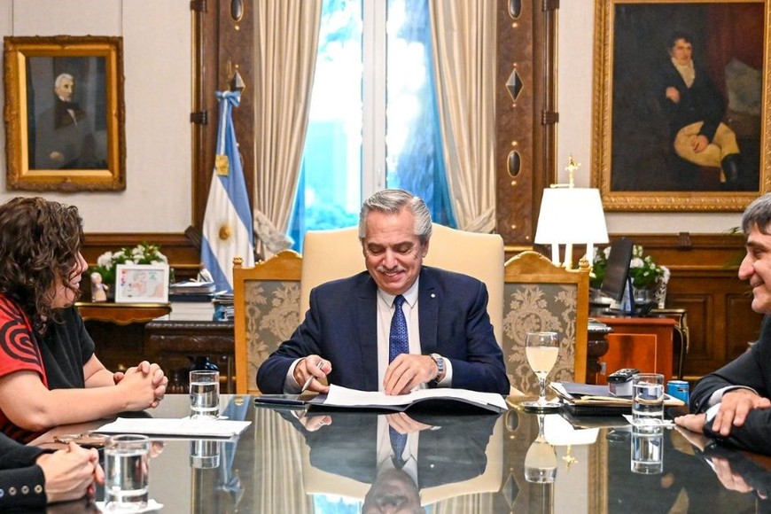 El presidente Alberto Fernández se reunió en Casa Rosada con la ministra de Salud, Carla Vizzotti, para firmar el decreto.