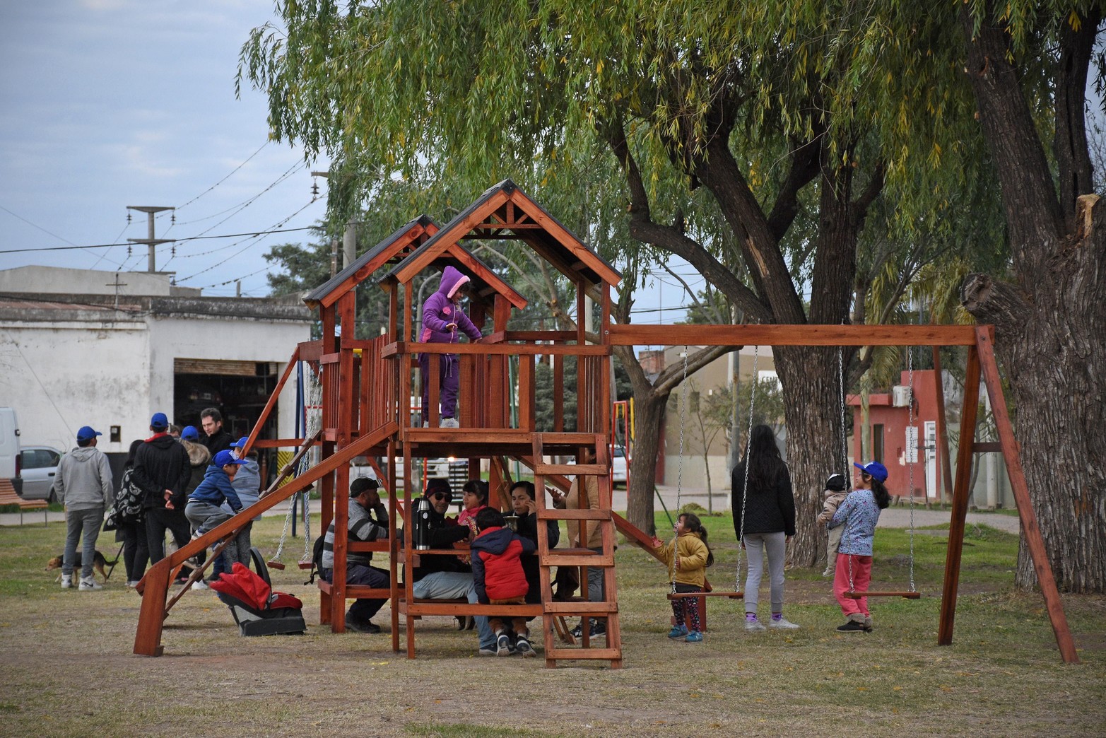 El mobiliario de la plaza fue conseguido por los vecinos.