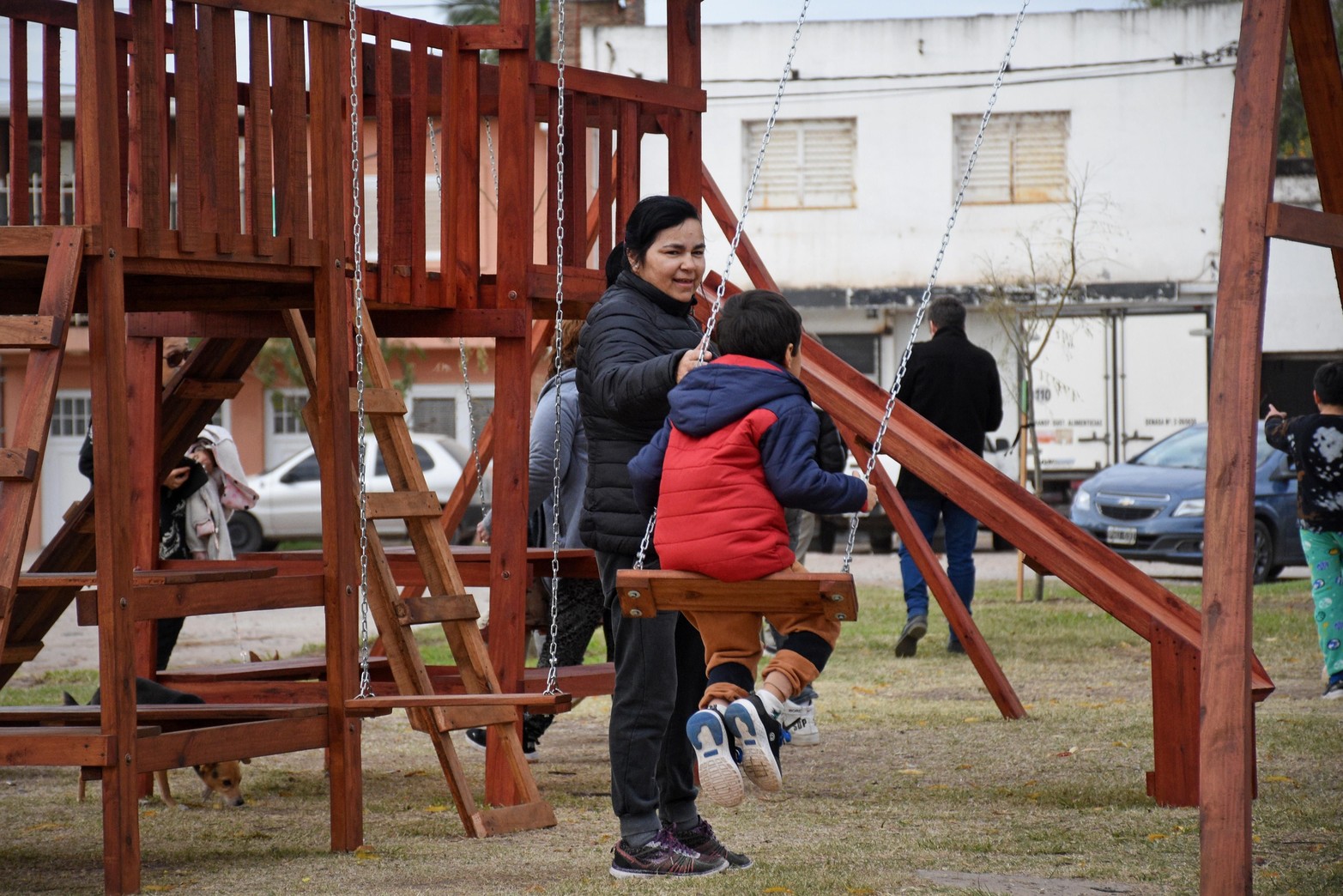 Diecisiete años después, la mujer cuenta que por entonces habían conseguido la cesión de un terreno frente a la escuela Combate del Quebracho, inclusive por una ordenanza del Concejo Municipal, donde quedaba claro que el terreno en cuestión sería el emplazamiento de una nueva plaza para la ciudad en barrio Liceo Norte.