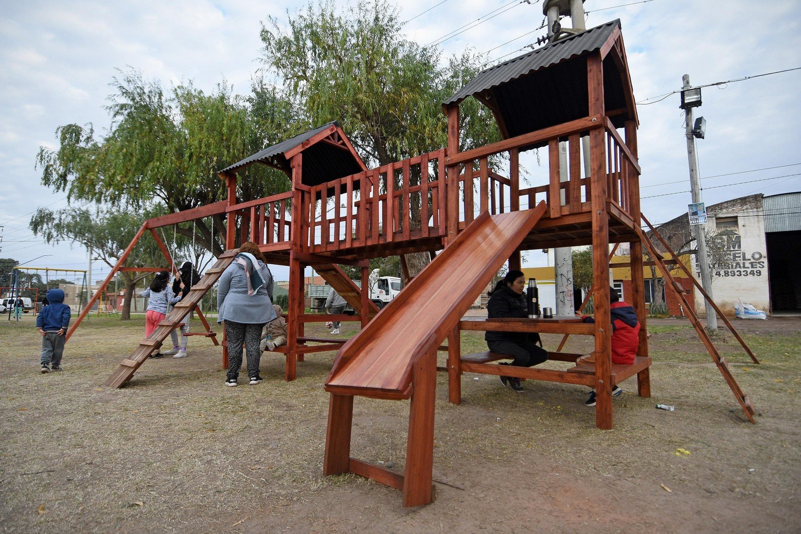 El deseo de una plaza para los chicos del barrio no es nuevo. Transcurría el año 2006 cuando Nélida Lorenzetti movió cielo y tierra para construirla. De hecho había avanzado bastante cuando ese sueño se truncó. 