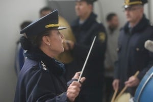 La esperancina Carina Stieb es Inspectora en la jerarquía policial y se convirtió en la primera mujer que dirigió un concierto de la Banda Sinfónica de la Policía de la Provincia de Santa Fe.