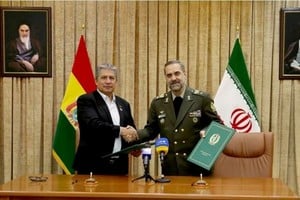 El ministro de Defensa de Irán, general de brigada Mohamad Reza Qarai Ashtiani y su homólogo boliviano, Edmundo Novillo Aguilar. Crédito: IRNA