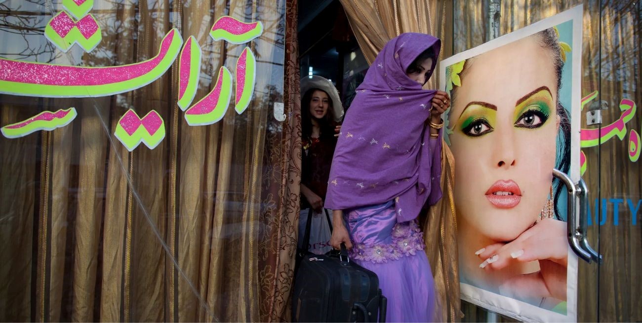 Talibanes ordenaron clausurar los salones de belleza en Afganistán 