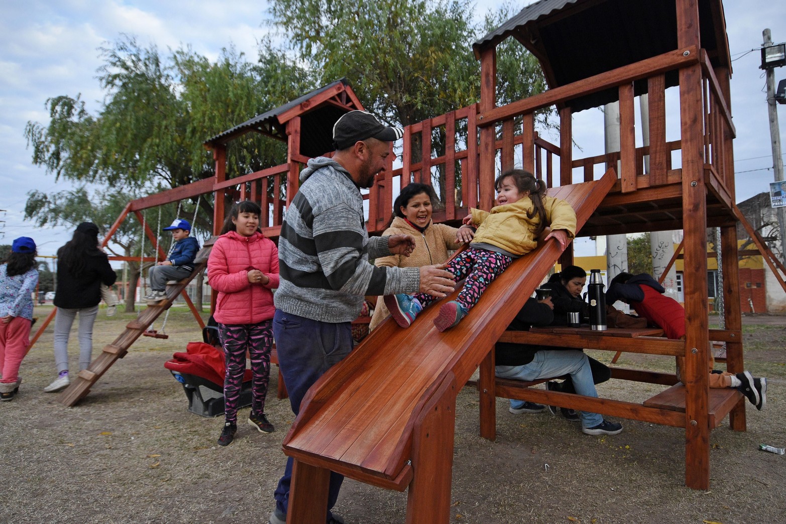 Los niños se divierten en el nuevo espacio del barrio. También es un lugar de encuentro entre los vecinos. 