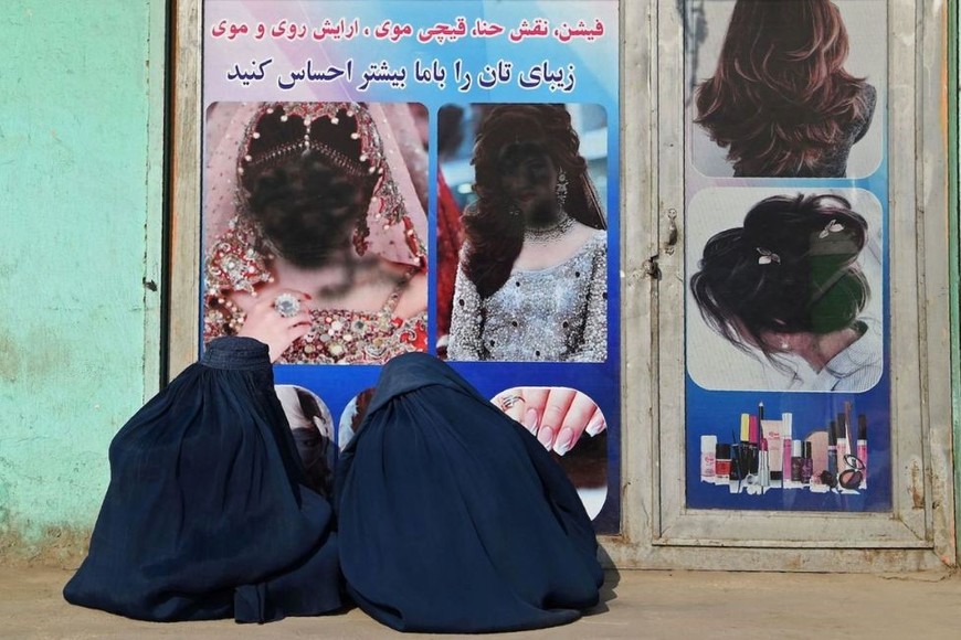 Los talibanes dejan sin trabajo a 60.000 afganas con el cierre de los salones de belleza.