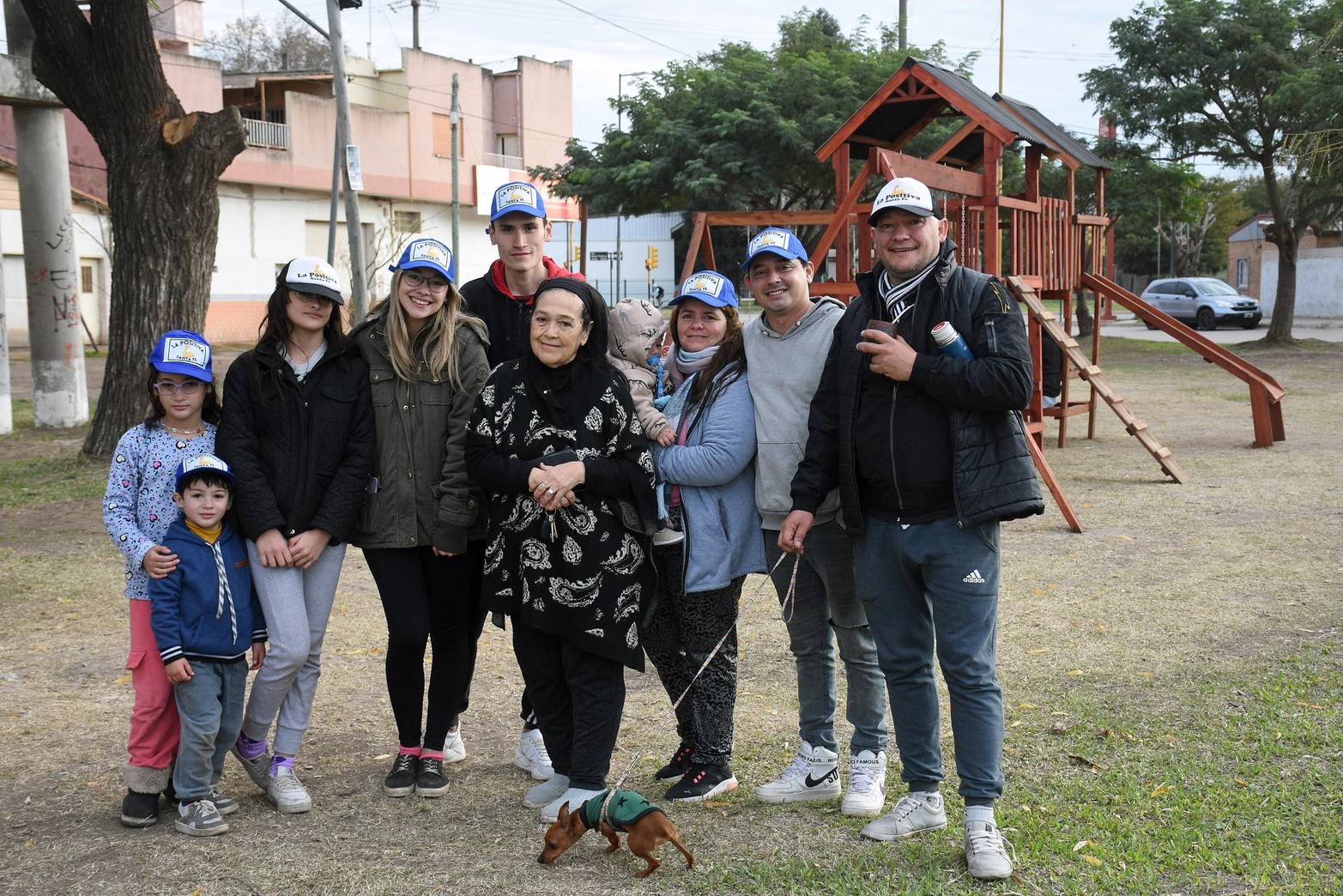Nélida Lorenzetti, del Centro Comunitario, junto al grupo La Positiva. 