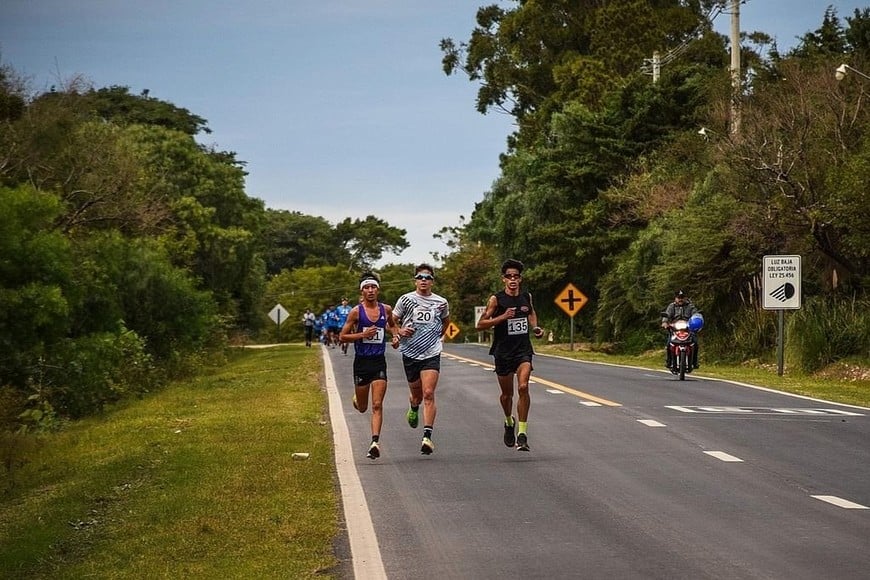Imanol Quiroz, Juan Carlos Luqui y Kevin Giménez sacaron diferencias desde el primer tramo de la carrera y marcaron el ritmo de la 21K La Paz. Crédito: Running Time