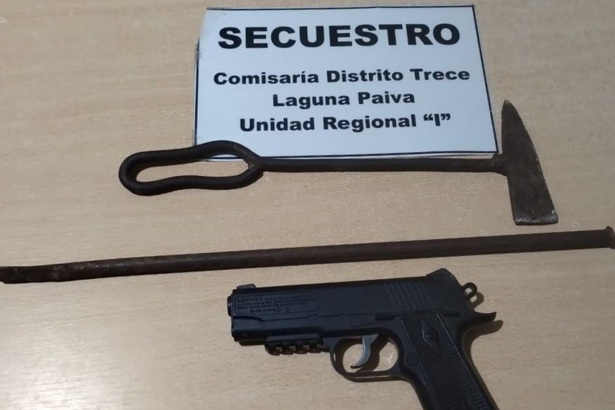 Las armas que fueron secuestradas en poder de los delincuentes.