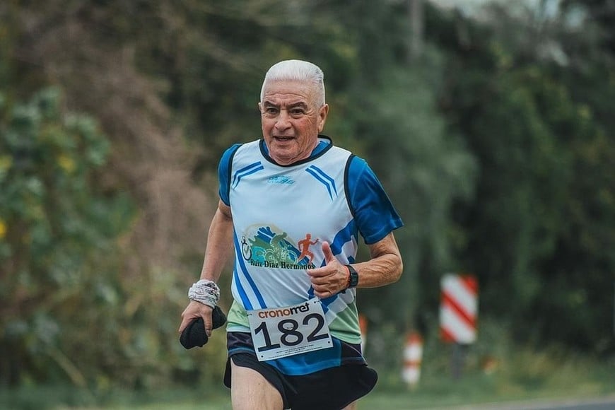 Ganas de correr en La Paz. Félix Rodríguez (71 años, de Grand Bourg) caminó desde la Terminal hasta el epicentro de la carrera y luego hizo un carrerón.