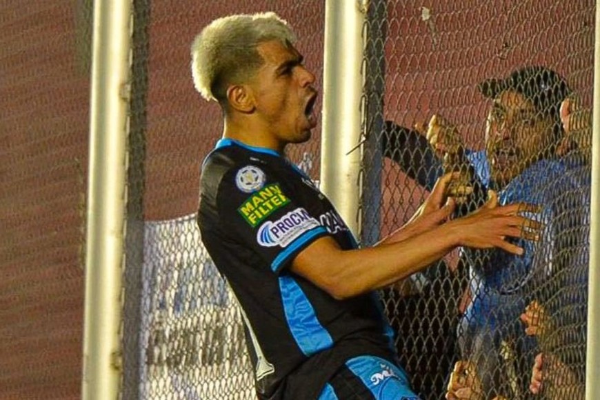 El festejo con de Enzo Fernández con la gente de Almagro.