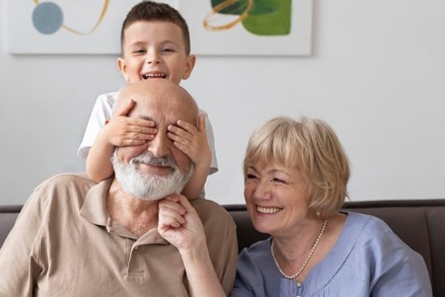 En este día, la invitación es a reflexionar sobre el significado de tener un abuelo en nuestras vidas.