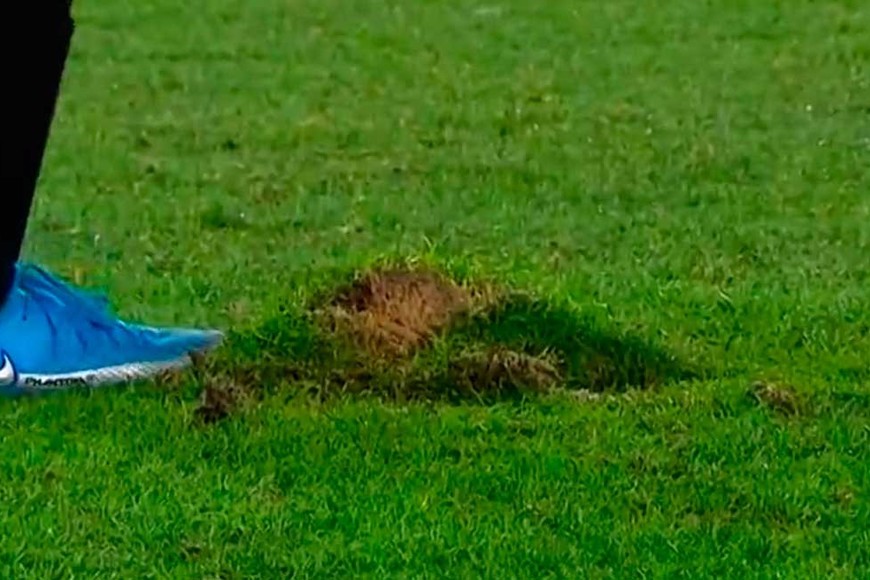 Así quedó el punto penal y obligó a cambiar de arco.