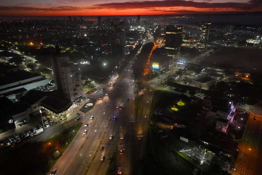 El movimiento matutino de la capital provincial, registrado por el drone. Crédito: Fernando Nicola